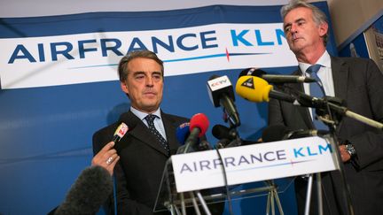 Le PDG d'Air France KLM, Alexandre de Juniac (&agrave; gauche), s'exprime lors d'une conf&eacute;rence de presse, le 22 septembre 2014, &agrave; Paris. (  MAXPPP)