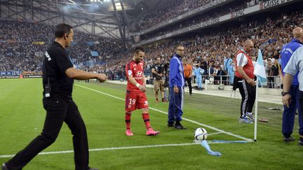 Le joueur lyonnais Mathieu Valbuena s'appr&ecirc;te &agrave; frapper un corner dans un stade V&eacute;lodrome &eacute;lectrique, le 20 septembre 2015 &agrave; Marseille (Rh&ocirc;ne). (FRANCK PENNANT / AFP)