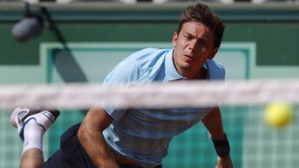 Nicolas Mahut au service (PATRICK KOVARIK / AFP)