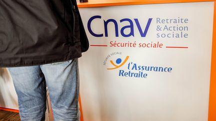 Un comptoir de la Caisse nationale d'assurance vieillesse (Cnav) à Paris. (BRUNO LEVESQUE / MAXPPP)