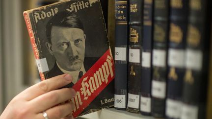 &nbsp; (Un exemplaire de "Mein Kampf" qui date de 1933 à l'institut d'Histoire contemporaine de Munich en Allemagne. © MaxPPP)