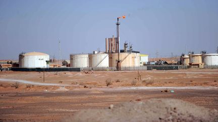 De l'ext&eacute;rieur, sur le site gazier d'In Amenas, rien ne laisse penser &agrave; une prise d'otages, ni &agrave; un assaut de l'arm&eacute;e alg&eacute;rienne.&nbsp; (FAROUK BATICHE / AFP)