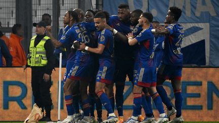 Les Lyonnais célèbrent l'ouverture du score de Lukeba, au Vélodrome, le 1er mai 2022. (NICOLAS TUCAT / AFP)