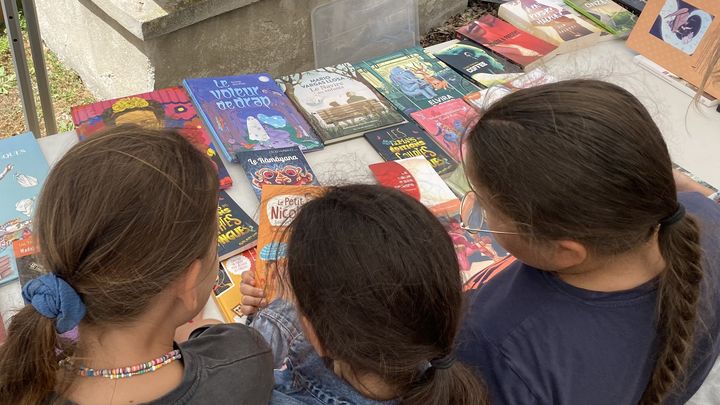 Un livre est offert à chaque enfant venant visiter le parc d'attractions littéraires, à Gagny le 12 juillet 2023. (Léa Beaudufe-Hamelin)