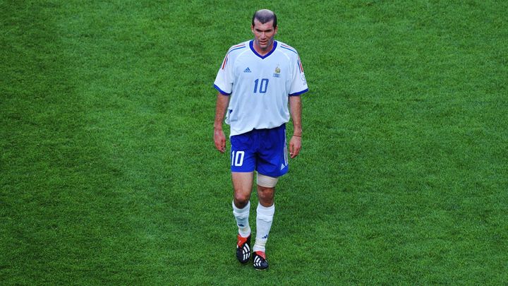 Zinédine Zidane lors de son seul match à la Coupe du monde 2022, face au Danemark, le 11 juin 2002, à Incheon, en Corée du Sud. (PASCAL GUYOT / AFP)