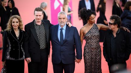 Le tapis rouge de Deauville pour "Dogman" avec Marisa Berenson, Caleb Landry Jones, Virginie Besson-Silla et Eric Serra (LOIC VENANCE / AFP)