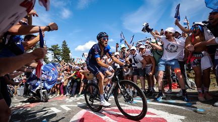 Thibaut Pinot passe seul en tête au milieu de la foule qui s'est rassemblée dans le col du Petit Ballon, le 22 juillet 2023, alors que le Français dispute la dernière étape de montagne de sa carrière sur le Tour de France. (THOMAS SAMSON / AFP)