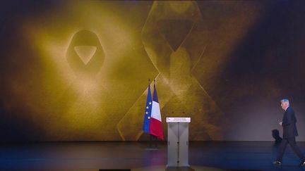 Lors du discours de Michel Barnier à la cérémonie du Conseil représentatif des institutions juives de France en hommage aux victimes des attaques du Hamas, le nom du président de la République a été vivement sifflé. (France 2)