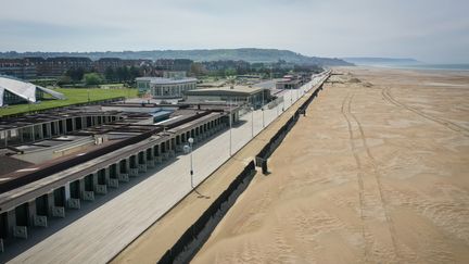 Une vue aérienne des Planches de Deauville, au 34e jour de confinement, le 19 avril 2020.&nbsp; (LOU BENOIST / AFP)