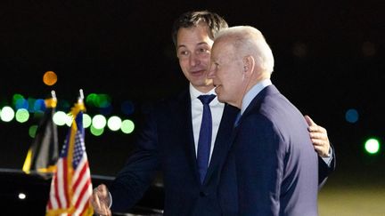 Le Premier ministre belge Alexander De Croo et le président américain Joe Biden à l'aéroport militaire de Melsbroek, en Belgique, mercredi 23 mars 2022.&nbsp; (BENOIT DOPPAGNE / BELGA MAG / AFP)