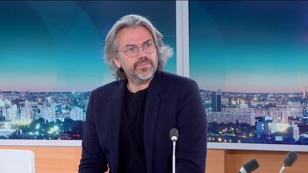 Hommage aux victimes du Hamas : il faut manifester "indépendamment de notre couleur politique, notre solidarité absolue avec la douleur de ces familles", assure Aymeric Caron, député Nupes de Paris (franceinfo)