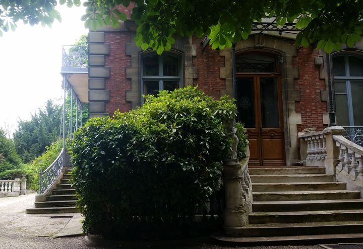 Le manoir de Montretout, à Saint-Cloud dans les Hauts-de-Seine, domaine de la famille Le Pen. (CECILIA ARBONA / RADIO FRANCE)