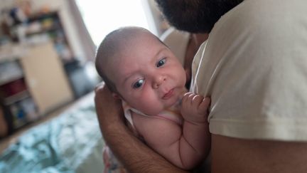 Un homme avec son bébé. (Illustration).&nbsp; (QUEMENER YVES-MARIE / MAXPPP)