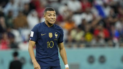 Kylian Mbappé lors du match de Coupe du monde entre l'équipe de France et la Tunisie, le 30 novembre 2022 à Al Rayyan. (JOSE BRETON / AFP)