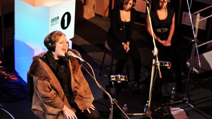 Adèle chante lors d'un Live Lounge Special pour la BBC Radio 1 aux Studios Maida Vale, le 27 janvier 2011 à Londres, en Angleterre. (ANDY SHEPPARD / REDFERNS)