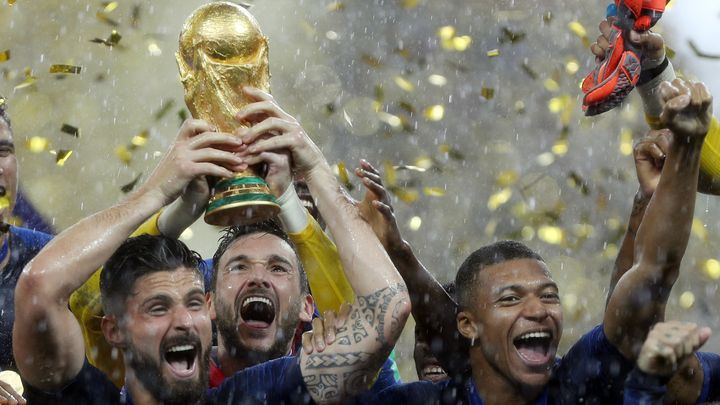 Olivier Giroud (à gauche) et Hugo Lloris (au centre) soulèvent la coupe après la victoire contre la Croatie (4-2) en finale du Mondial, le 15 juillet à Moscou. (MEHDI TAAMALLAH / NURPHOTO)