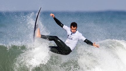 Maxime Huscenot sur les Qualifying Series de la WSL, le 16 janvier 2018 à Netanya. (JACK GUEZ / AFP)