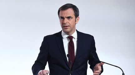 Le ministre de la Santé, Olivier Véran, lors d'une conférence de presse, à Paris, le 4 mars 2021. (ALAIN JOCARD / AFP)