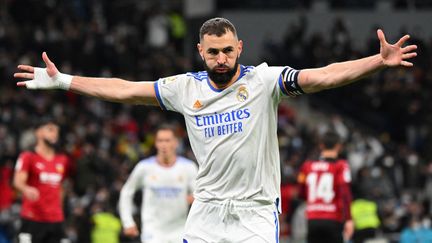 Karim Benzema a inscrit ses 300e et 301e buts sous le maillot du Real Madrid contre Valence. (GABRIEL BOUYS / AFP)