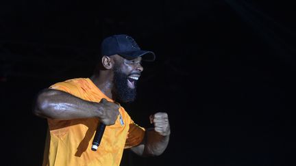 Le rappeur Kaaris lors d'un concert pendant le festival&nbsp;des musiques urbaines d'Anoumabo (Femua) à Abidjan (Côte-d'Ivoire), samedi 27 avril 2019. (SIA KAMBOU / AFP)