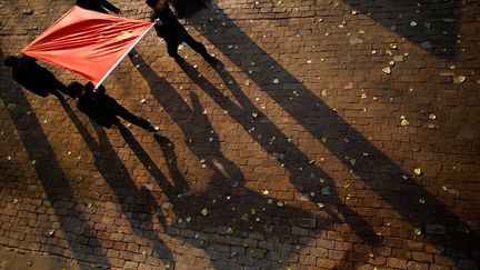 … et les garçons s’entraînent à porter des drapeaux. (Carlos Barria)