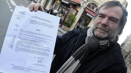 Jean-Fran&ccedil;ois Chazerans, professeur de philosophie, montrant le courrier du rectorat lui notifiant sa suspension, &agrave; Poitiers (Vienne), le 24 janvier 2015. (  MAXPPP)