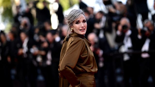 L'actrice Andie Macdowell monte les marches avant de se rendre à la soirée de gala de l’amfAR (fondation américaine contre le sida) au bénéfice de la recherche contre le sida. (LOIC VENANCE / AFP)