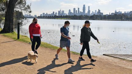 Des gens font de l'exercice dans l'Albert Park à Melbourne, en Australie, le 10 août 2020.&nbsp; (WILLIAM WEST / AFP)