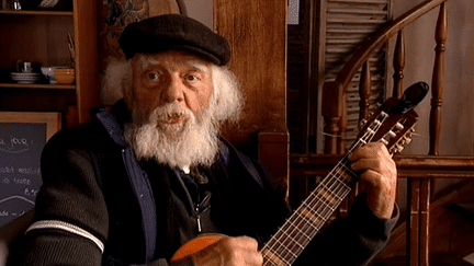 Michel Ferchaud à la guitare 
 (France3/Culturebox)