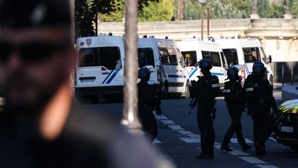 Des CRS et des gendarmes patrouillent devant le Palais de Justice de Paris, le 8 septembre 2021. (THOMAS COEX / AFP)