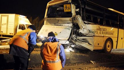 Le car scolaire accidenté après une collision avec un TER à un passage à niveau, le 14 décembre 2010 à Jonches. (AFP - Jeff Pachoud)