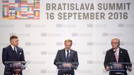 Le sommet européen des 27 en Slovaquie : Roberto Fico (Premier Ministre slovaque), Donald Tusk (Président du Conseil européen) et Jean-Claude Juncker (Président de la Commission européenne) le 16 septembre 2016. (OMAR MARQUES / ANADOLU AGENCY)