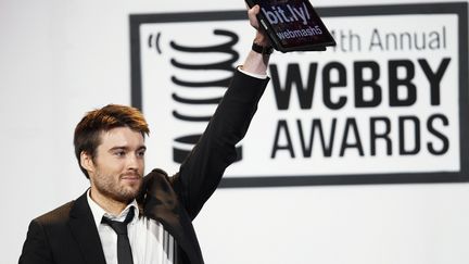 Le fondateur du site Mashable, Pete Cashmore, re&ccedil;oit le prix du meilleur blog cat&eacute;gorie Business aux Webby Awards, le 14 juin 2010. (LUCAS JACKSON / REUTERS)