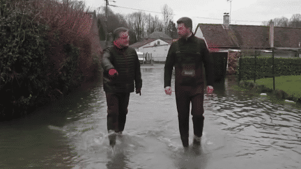 Dans le département du Pas-de-Calais, en proie aux inondations, la décrue se poursuit sur l’Aa, sur la Lys et sur la Canche, mais les sols sont tellement gorgés d’eau que rien ne semble évoluer. (France 2)