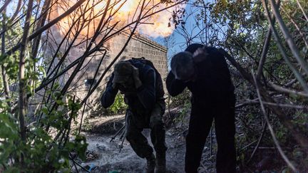 Des soldats ukrainiens tirent des mortiers dans le secteur de Chassiv Yar (Ukraine), le 8 mai 2024. (DIEGO HERRERA CARCEDO / AGENCE ANADOLU VIA AFP)