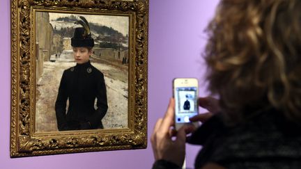 Une personne photographie un tableau dans un musée de Nancy (Lorraine). Photo d'illustration. (ALEXANDRE MARCHI / MAXPPP)