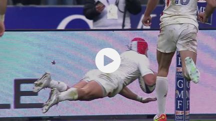 La première mi-temps se termine bien pour les Bleus ! Melvyn Jaminet décale Gabin Villière qui inscrit son quatrième essai international. Cette fois, l'arrière transforme et la France rentre au vestiaire avec un avantage de 18-10.