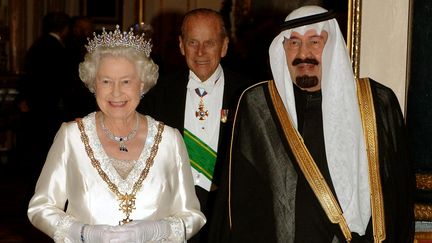 La reine Elisabeth II et le roi Abdallah d'Arabie saoudite, &agrave; Buckingham Palace (Royaume-Uni) en 2007. (JOHN STILLWELL / AFP)