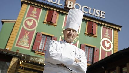 Le chef Paul Bocuse devant l'Auberge du Pont de Collonges (Rhône), le 24 mars 2011. (LAURENT CIPRIANI/AP/SIPA / AP)