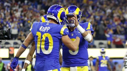 Matthew Stafford et Cooper Kupp célèbrent un touchdown lors de la finale de la conférence NFC de la NFL contre les San Francisco 49ers, le 30 janvier 2022 au SoFi Stadium d'Inglewood (CHRISTIAN PETERSEN / GETTY IMAGES NORTH AMERICA / via AFP)