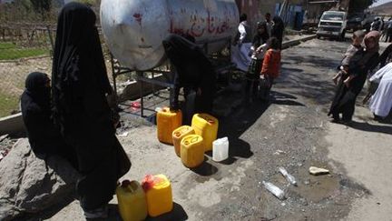 Achat d'eau dans un quartier de Sanaa au Yémen (février 2010). (Reuters/ Khaled Abdullah Ali Al Madhi)