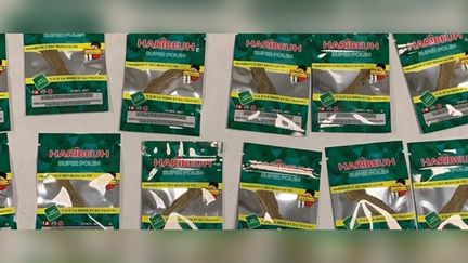 La gendarmerie du Vaucluse a présenté des photo de la saisie de sachets de cannabis estampillés "Haribeuh" sur sa page Facebook. (CAPTURE D'ÉCRAN)