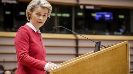 La présidente&nbsp;de la Commission européenne,&nbsp;Ursula von der Leyen, à Bruxelles (Belgique), le 27 avril 2021.&nbsp; (OLIVIER HOSLET / POOL / AFP)