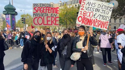 Des étudiantes sages-femmes manifestent à Paris, vers la gare Montparnasse, le 7 octobre, pour la cinquième grève des sages-femmes de l'année, qui réclament reconnaissance et revalorisation. (CHLOÉ CENARD / FRANCEINFO)