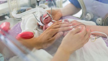 Un bébé prématuré sous assistance respiratoire, au CHU de Bordeaux (Gironde), le 26 avril 2016. (BURGER / PHANIE / AFP)