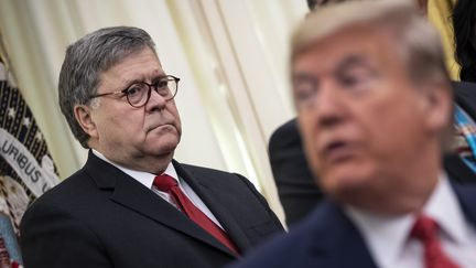 Le ministre de la Justice, Bill Barr, et le président américain, Donald Trump, dans le Bureau ovale de la Maison Blanche, le 26 novembre 2019. (DREW ANGERER / GETTY IMAGES NORTH AMERICA / AFP)