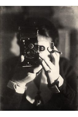 Germaine Krull, Autoportrait avec Ikarette, 1925
 (Photo Georges Meguerditchian - C.Pompidou © Estate G.Krull Museum Folkwang-Essen)