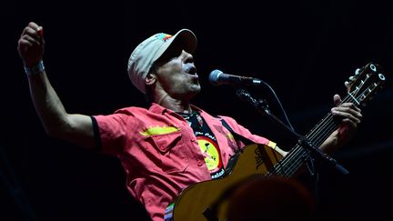 Le chanteur français Manu Chao sur la scène principale du fesival Sziget à Budapest, en juin 2016.&nbsp; (ATTILA KISBENEDEK / AFP)