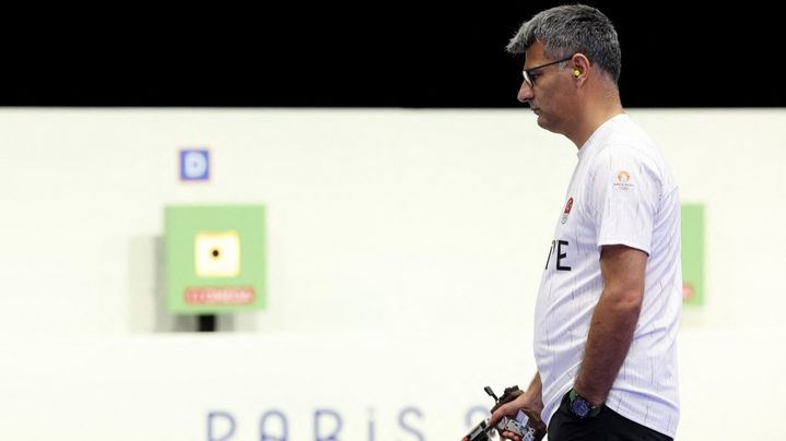 L'athlète Yusuf Dikeç lors de la finale olympique par équipes mixtes du tir au pistolet à 10m, à Châteauroux (Indre), le 30 juillet 2024. (ALAIN JOCARD / AFP)