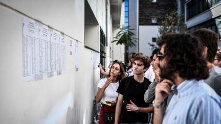 Des lycéens consultent les résultats du baccalauréat, le 5 juillet 2019 à Paris. (STEPHANE DE SAKUTIN / AFP)